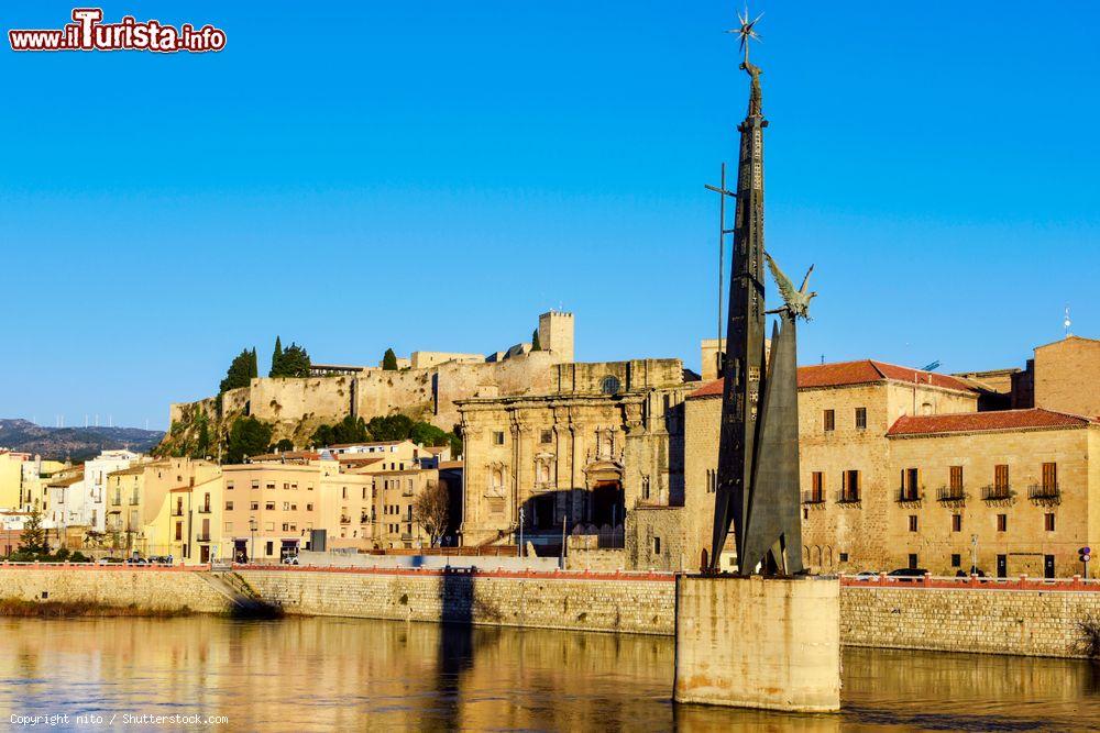 Immagine Il fiume Ebro e il monumento ai Caduti della Battaglia dell'Ebro a Tortosa, Spagna. L'opera scultorea è stata realizzata in memoria dei cittadini schierati a fianco di Franco durante la guerra civile spagnola - © nito / Shutterstock.com