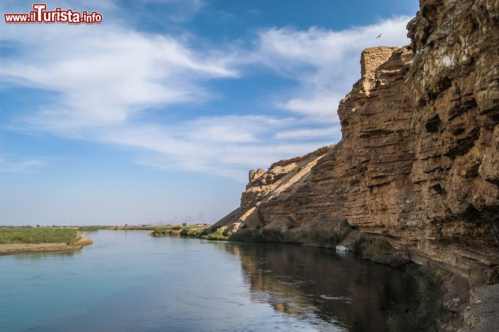 Immagine Il fiume Eufrate lungo le scogliere rocciose di Dura-Europos, Siria.