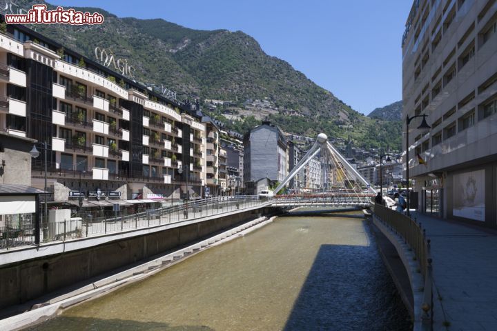 Immagine Il fiume Gran Valira a Andorra la Vella, Andorra. Il Valira, conosciuto nel piccolo stato di Andorra come Gran Valira, ne attraversa la capitale per poi entrare in Spagna dopo 3 chilometri - © Lasse Ansaharju / Shutterstock.com