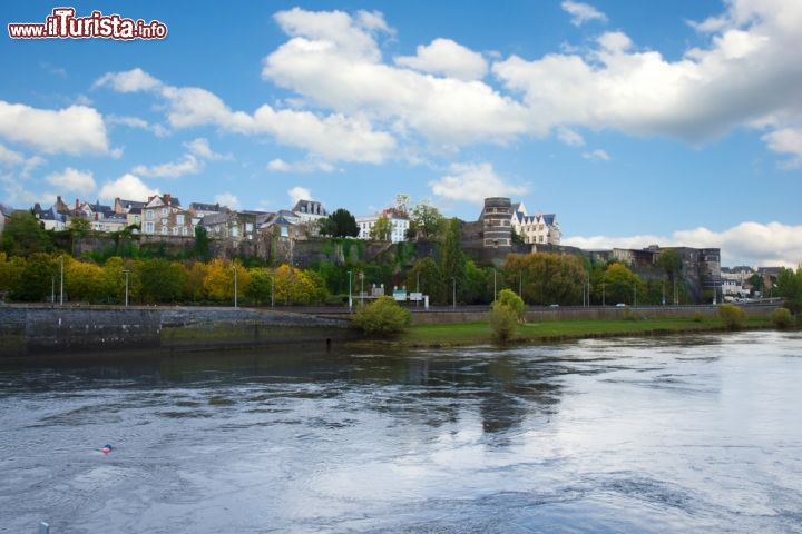 Immagine Il fiume Maine su cui si affaccia la città di Angers, Francia. E' un affluente destro della Loira in cui confluisce presso Bouchemaine - © 146914862 / Shutterstock.com