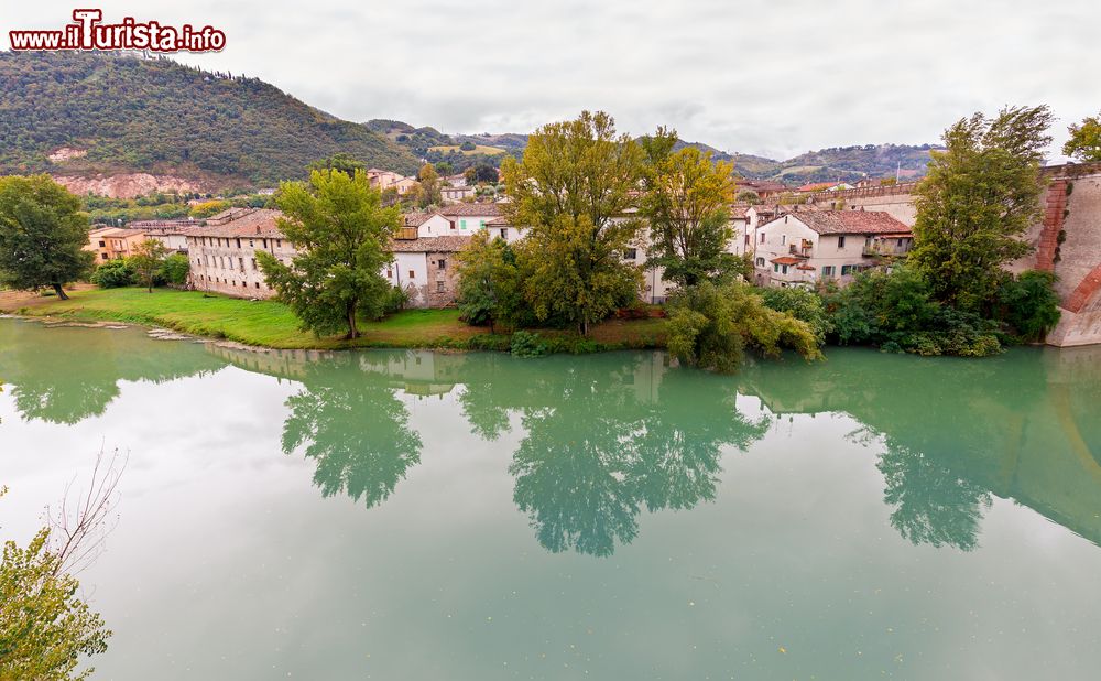 Immagine Il fiume Meaturo a sud del centro di Fossombrone, Marche