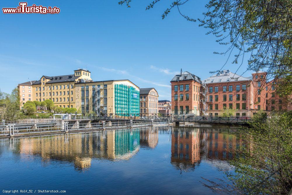 Immagine Il fiume Motala con la cittadina industriale di Norrkoping sullo sfondo, Svezia - © Rolf_52 / Shutterstock.com