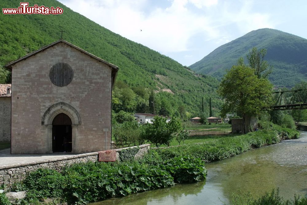 Immagine Il fiume Nera e la chiesa di San Lorenzo a Borgo Cerreto in Umbria - © LigaDue, CC BY 3.0, Wikipedia