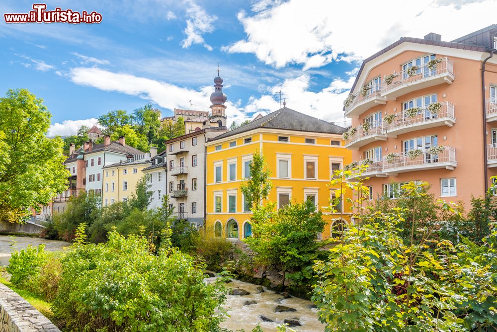 Immagine Il fiume Rienza e le case del centro di Brunico, Trentino Alto Adige.