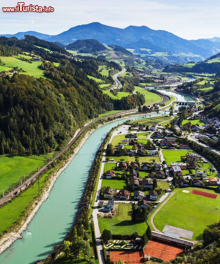 Immagine Il fiume Salzach e il villaggio di Werfen visti dalla torre del castello di Hohenwerfen, Austria. Una bella veduta di questo fiume affluente dell'Inn e del grazioso paese situato nel Salisburghese.