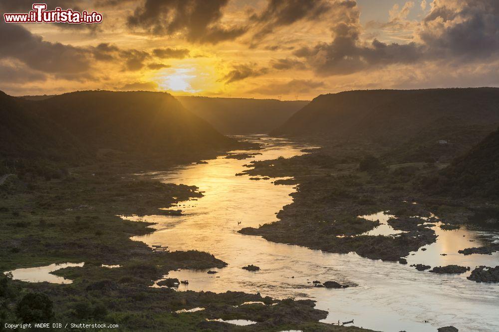 Immagine Il fiume Sao Francisco al crepuscolo, stato di Alagoas, Brasile. Questo fiume che scorre in Brasile per poco più di 3 mila chilometri è il quarto sistema fluviale per dimensioni del Sud America - © ANDRE DIB / Shutterstock.com