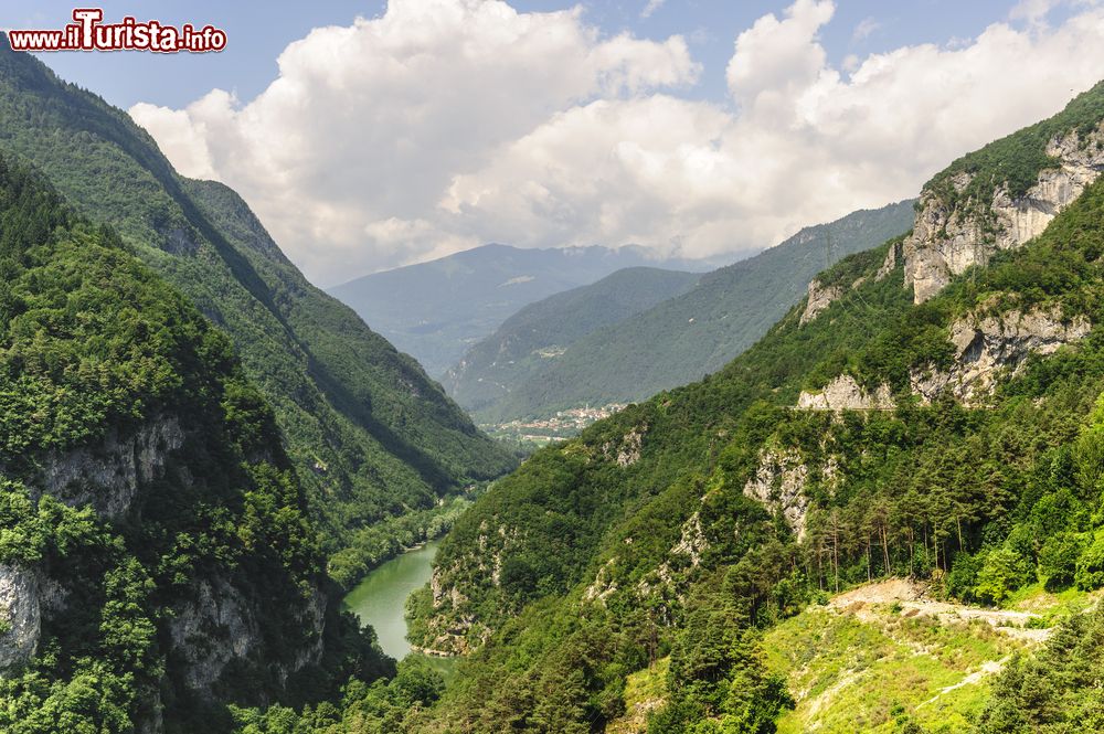 Immagine Il fiume Sarca e il paesaggio nei pressi di Stenico in Trentino