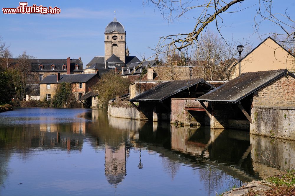 Immagine Il fiume Sarthe e la Basilica di Notre Dame nel centro Alencon in Normandia, nord della Francia