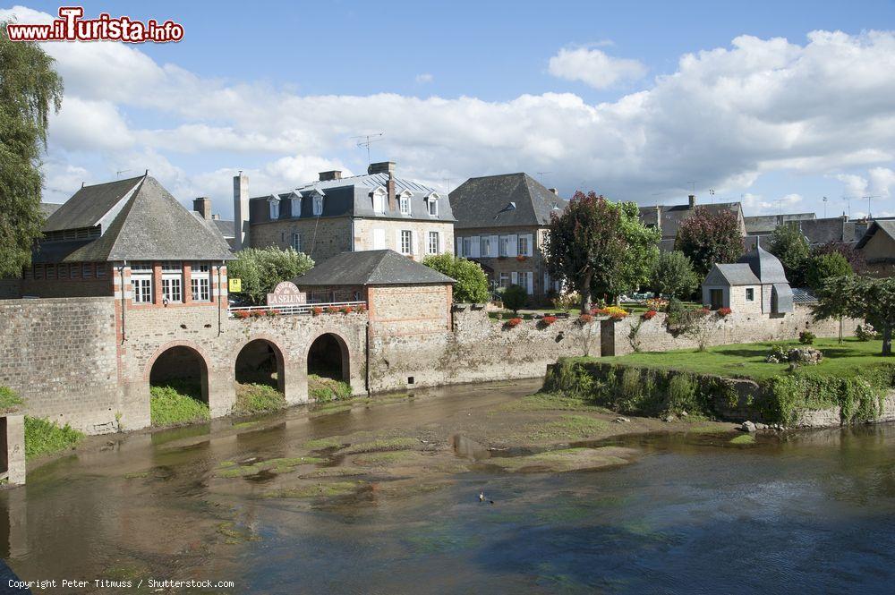 Immagine Il fiume Selune, famoso per i suoi salmoni, e il borgo di Ducey in Normandia - © Peter Titmuss / Shutterstock.com