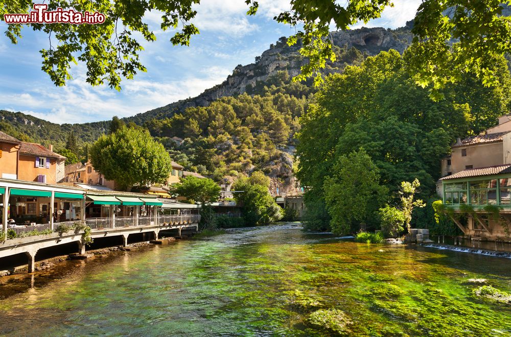 Immagine Il fiume Sorgue nel borgo di Fontaine-de-Vaucluse, Provenza (Francia).