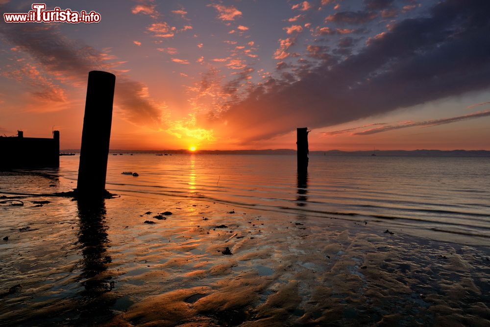 Immagine Il fiume Tagos nei pressi di Alcochete, Portogallo. I colori del tramonto si rispecchiano nelle acque di questo fiume, il più lungo della penisola iberica: per circa 300 km attraversa il Portogallo.