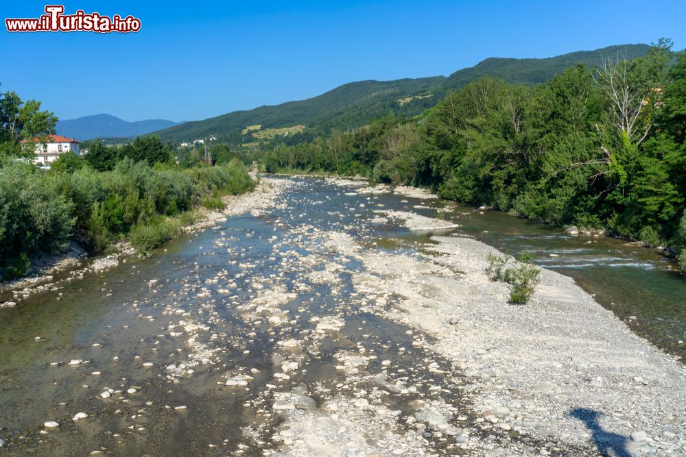 Immagine Il fiume Taro fotografato in primavera nella zona di Borgo Val di Taro in provincia di Parma, Emilia-Romagna