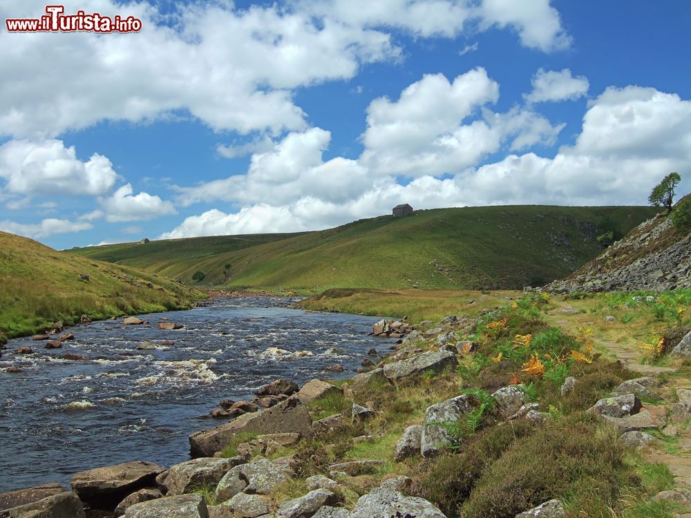 Immagine Il fiume Tees nella contea di Durham, Inghilterra. Lungo 137 chilometri, questo fiume nasce dal Cross Fell nei monti Pennini per poi dirigersi verso il Mare del Nord dove si trova il suo estuario.