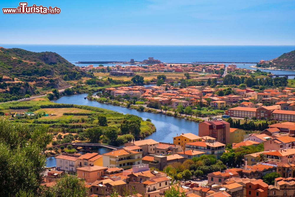 Immagine Il fiume Temo e le case del borgo di Bosa e Bosa Marina sulla costa ovest della Sardegna