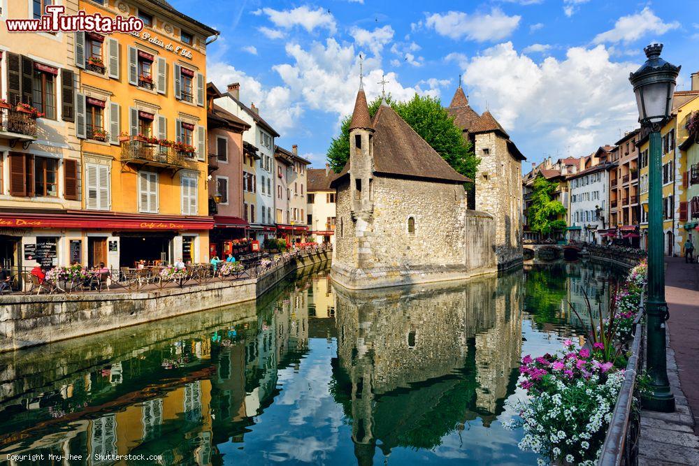 Immagine Il fiume Thiou nella città vecchia e il Palais de l'Isle a Annecy in Francia - © Mny-Jhee / Shutterstock.com