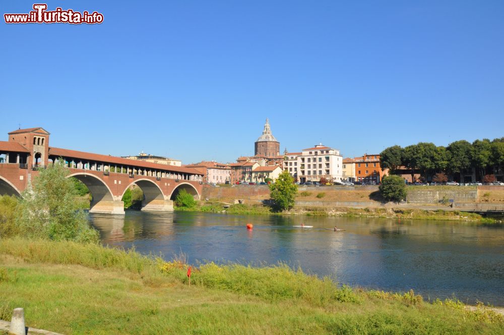 Immagine Il fiume Ticino e il famoso Ponte Coperto di Pavia in Lombardia.