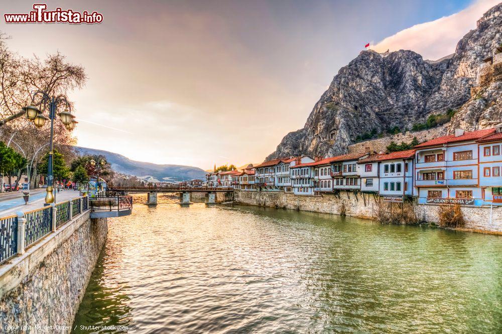 Immagine Il fiume Yesilirmak a Amasya visto al calar del sole, Turchia - © Nejdet Duzen / Shutterstock.com
