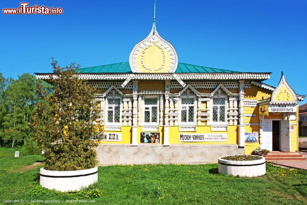 Immagine Il Folk Museum di Uglich, sulle sponde del fiume Volga, Russia. E' uno degli spazi museali più popolari della città: a fondarlo furono i coniugi Diana e Alexander Golunovs trasferitisi da San Pietroburgo a Uglich. All'interno di questo vecchio edificio in legno si possono ammirare statue di cera di vampiri, goblin e Baba Yaga, abiti cuciti a mano da Diana e altre testimonianze di personaggi della tradizione popolare russa - © Eric Valenne geostory / Shutterstock.com