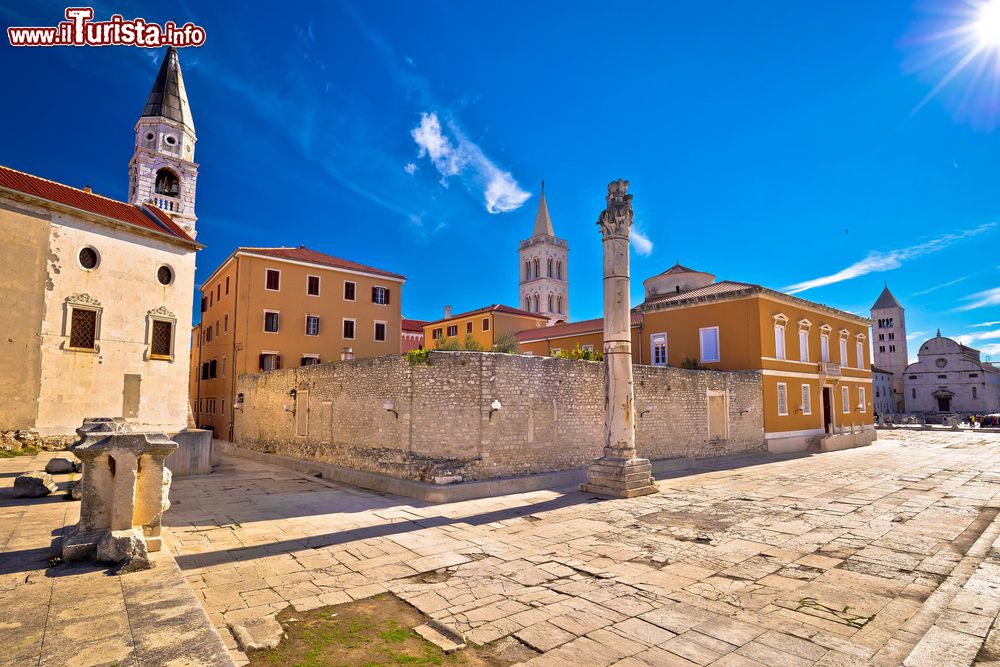 Immagine Il Foro Romano di Jadera, Zara, Croazia. Situato fra le chiese di Santa Maria e San Donato, il foro romano del I°-III° secolo a.C. era chiuso in origine su tre lati da un sontuoso portico ornato di statue.