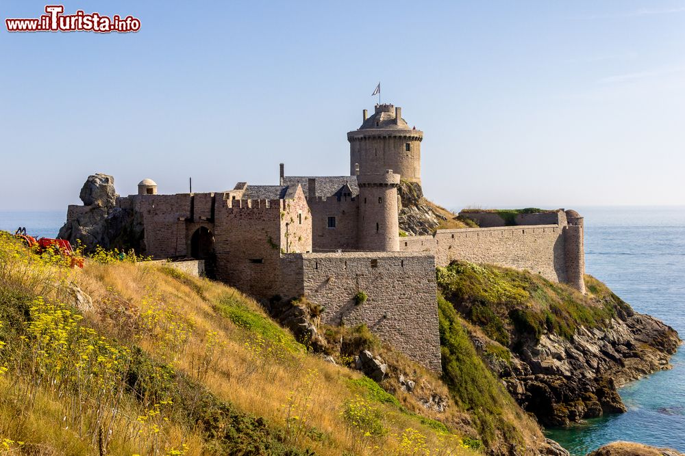 Immagine Il Fort la Latte della Bretagna sulla costa di Plevenon nel nord della Francia