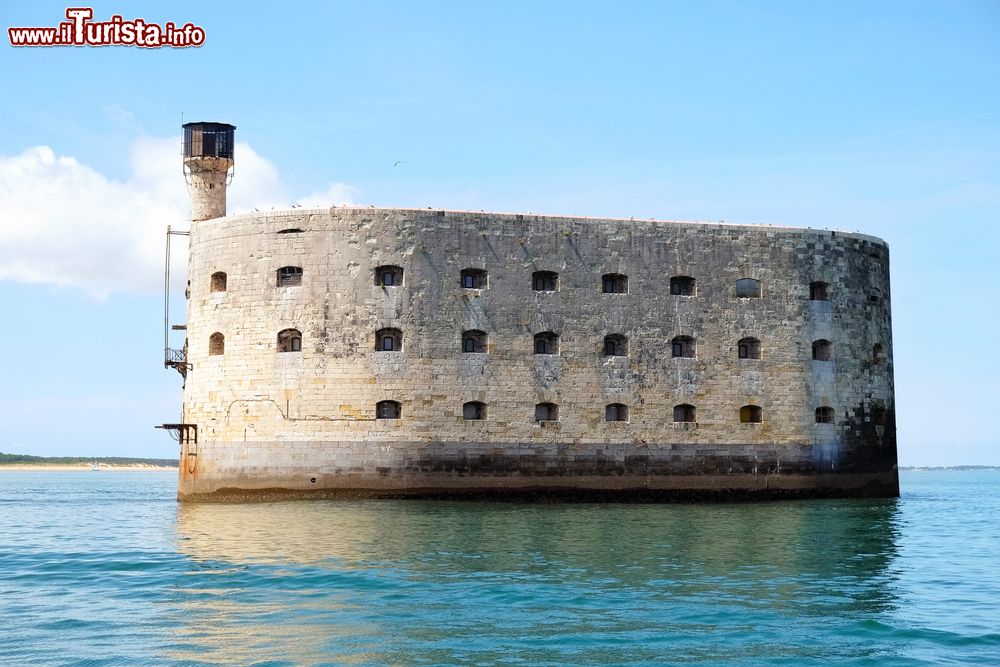 Immagine Il forte Boyard sulla costa francese, isola d'Oleron. Collocata fra l'ile d'Aix e quella d'Oleron nello stretto di Pertuis d'Antioche, questa costruzione fortificata è lunga 61 metri e alta 20. Venne iniziata all'epoca di Luigi XIV° fra il 1661 e il 1667 per difendersi dagli attacchi della flotta inglese.