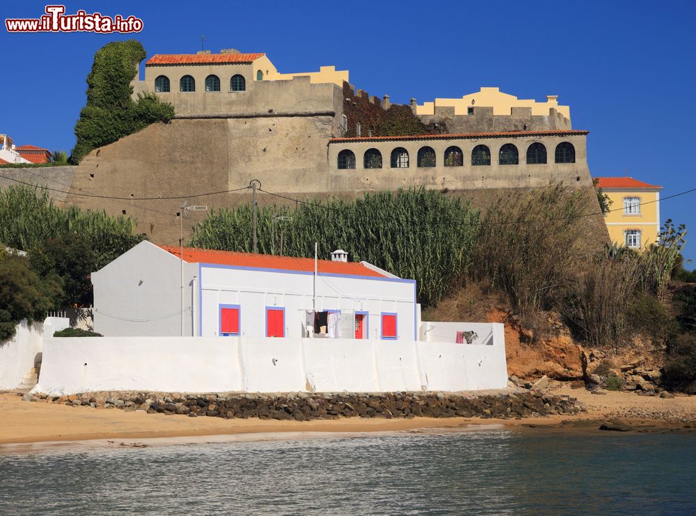 Immagine Il Forte de Sao Clemente  sulla spiaggia di Vila nova de Milfontes, Alentejo (Portogallo)