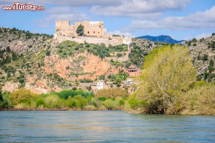 Immagine Il forte di miravet si innalza a picco sul fiume Ebro in Spagna, uno degli scorci più suggestivi della Catalogna