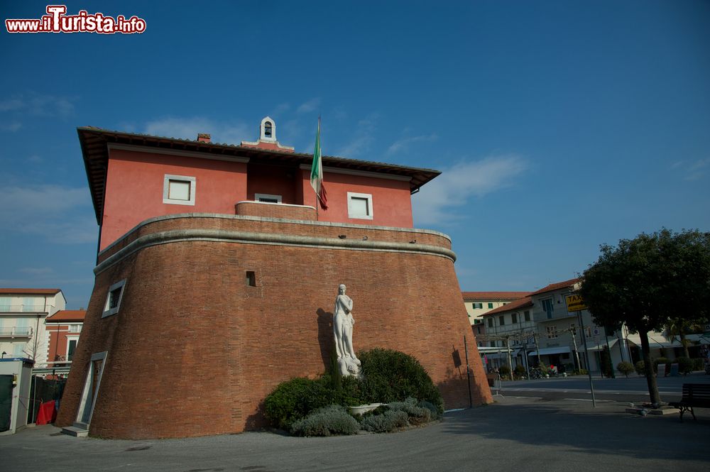 Immagine Il Forte Lorenese a Forte dei Marmi, Toscana. Questa costruzione militare che si trova nel centro della città ospita il Museo della Satira e della Caricatura. Venne realizzata in epoca settecentesca dai Lorena con funzione difensiva e di avvistamento lungo il litorale.