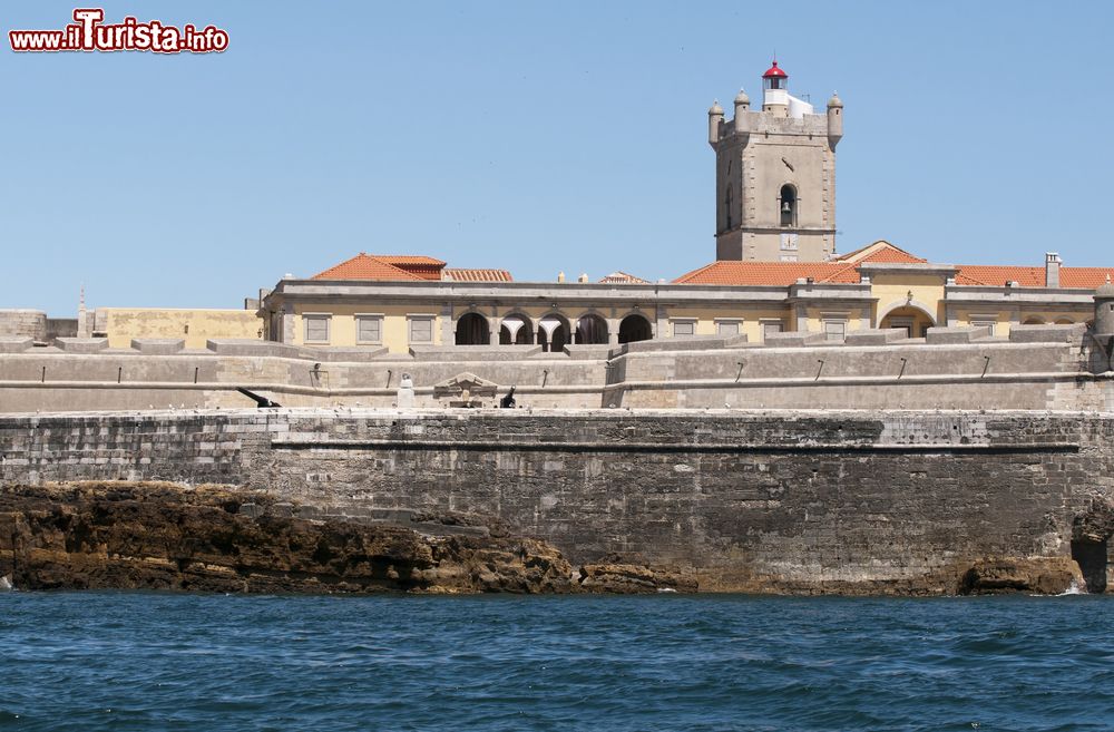 Immagine Il forte Sao Juliao da Barra a Oeiras, Portogallo.  E' il più grande e completo complesso di difesa militare in stile Vauban del Portogallo.