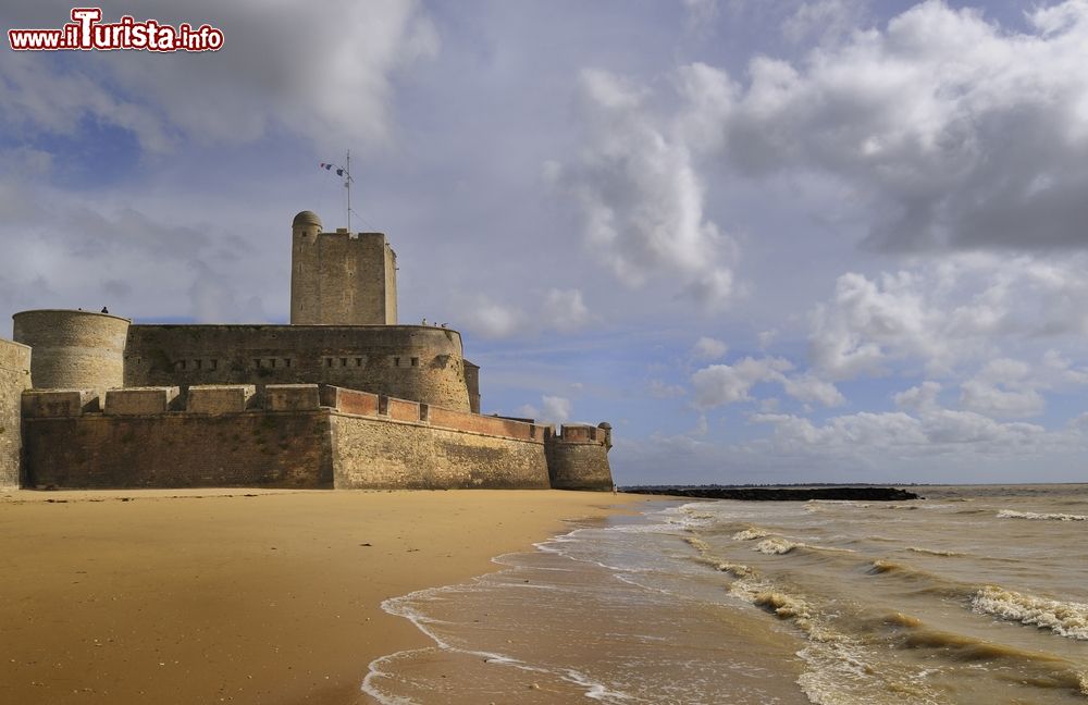 Immagine Il Forte Vauban a Fouras, Charente-Maritime, Francia. Testimonianza del passato, questa fortificazione è caratterizzata dal mastio del XII° secolo e dalla cinta muraria del XVII° secolo.