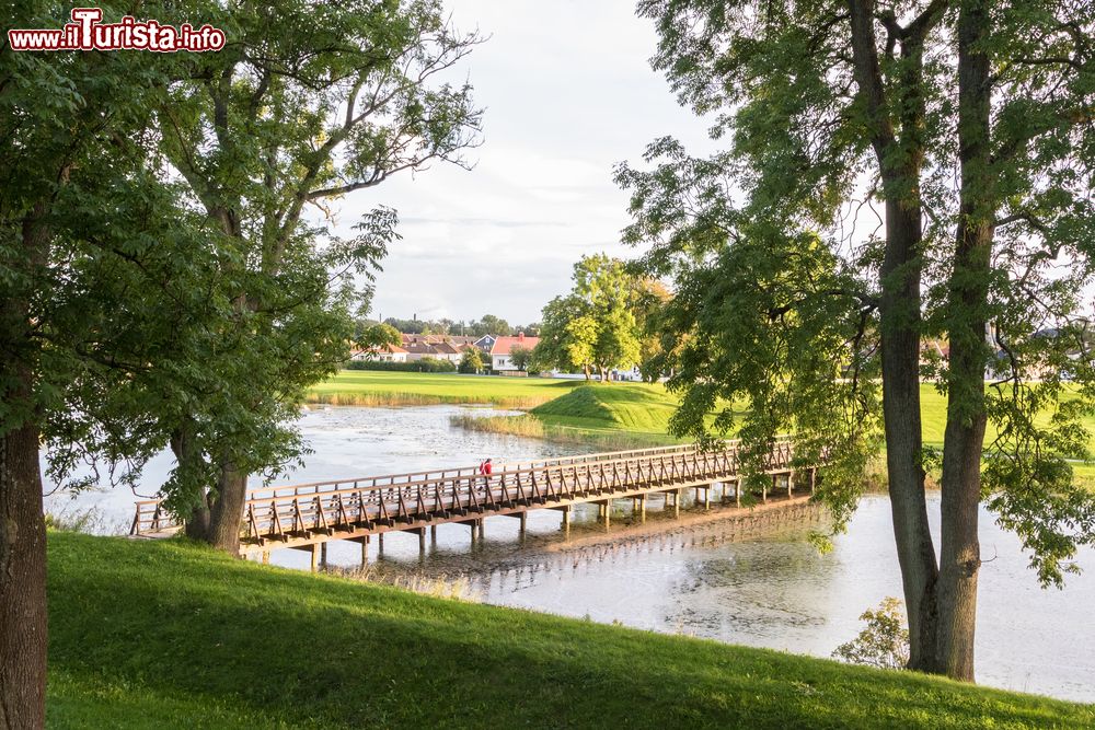 Immagine Il fossato della città vecchia di Fredrikstad, Norvegia, con il ponte pedonale in legno.