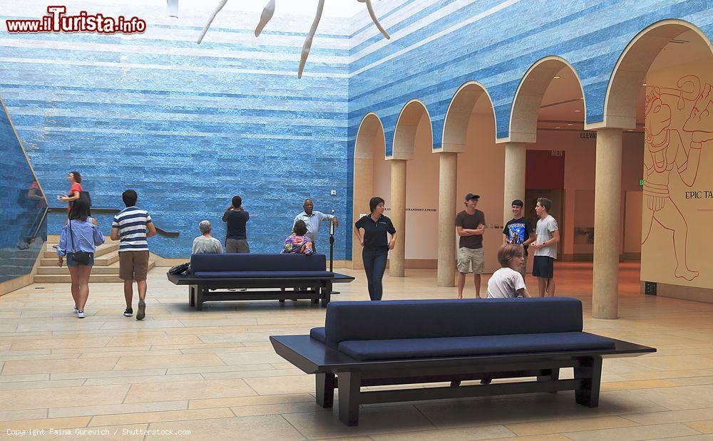Immagine Il foyer del Blanton Museum of Art all'ingresso dell'Università del Texas a Austin - © Faina Gurevich / Shutterstock.com
