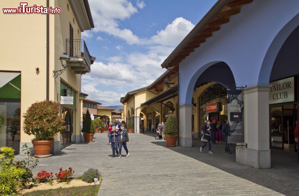 Immagine Il Franciacorta outlet village a Rodengo Saiano di Brescia in Lombardia - © trolvag, CC BY-SA 3.0, Wikipedia