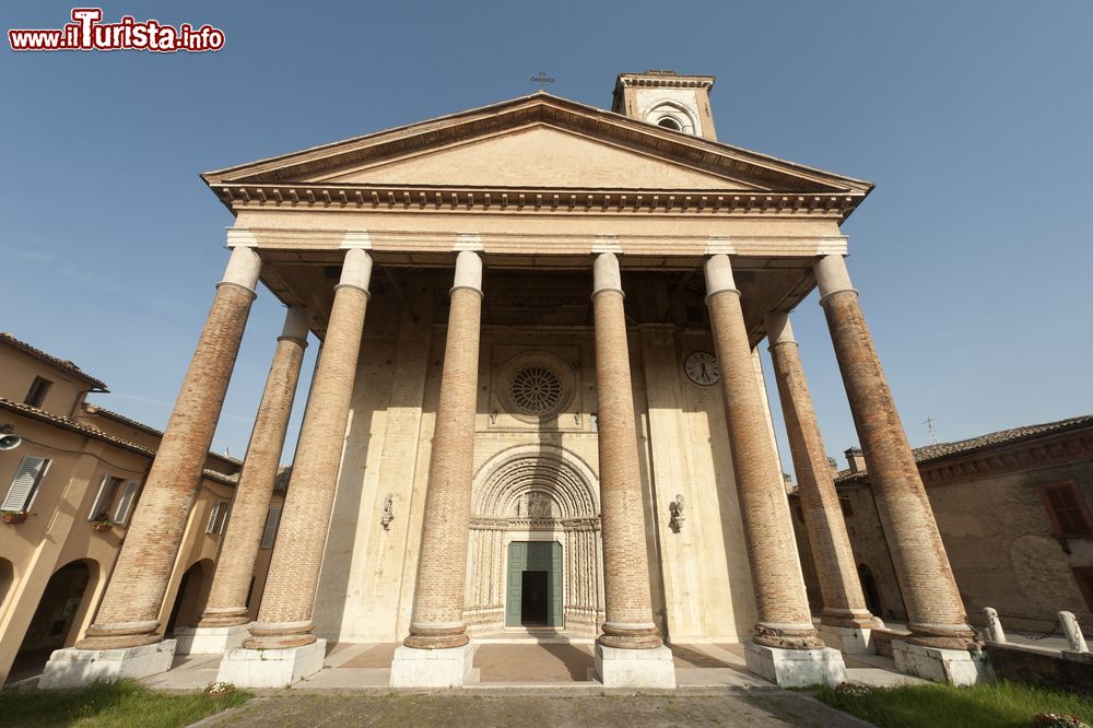Immagine Il fronte in stile neo gotico della chiesa di San Venanzio a Camerino (Marche)