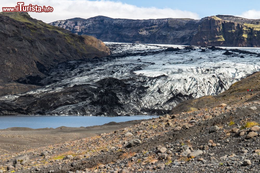 Immagine Il ghiacciaio Myrdalsjokull nei pressi di Vik i Myrdal, Islanda, con il ghiaccio scurito dalla roccia lavica.