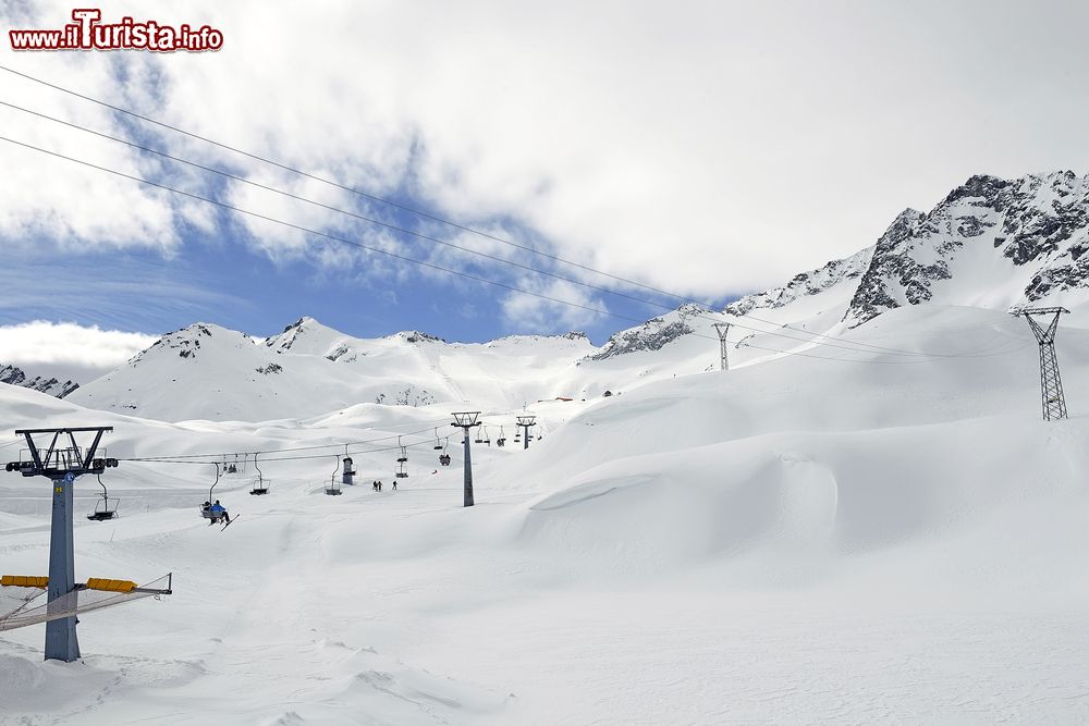 Immagine Il ghiacciaio Presena, sopra al Passo del Tonale. Da qui parte la pista Paradiso. Oggi la seggiovia è stata sostituita da una moderna cabinovia.