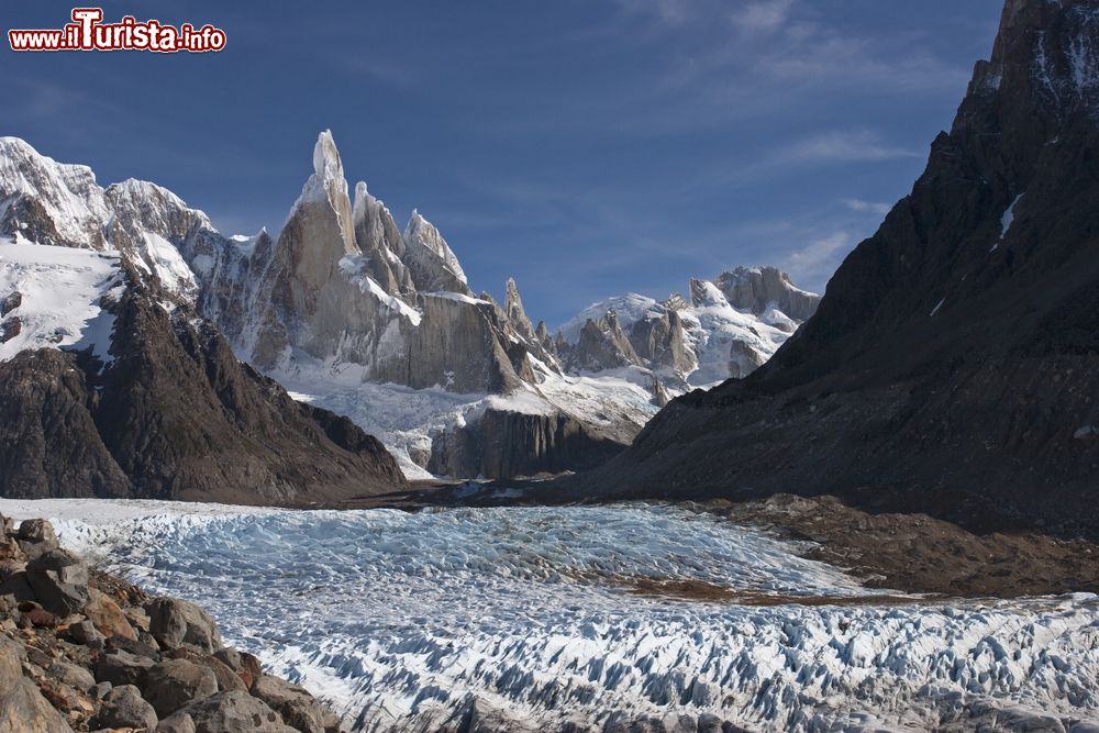 Immagine Il ghiacciaio To Cerro Torre in inverno, Patagonia, Cile. La vetta del Cerro Torre è considerata una fra le più spettacolari e inaccessibili al mondo perchè per raggiungerla bisogna affrontare almeno 900 metri di parete granitica perennemente ricoperta da un fungo di ghiaccio.