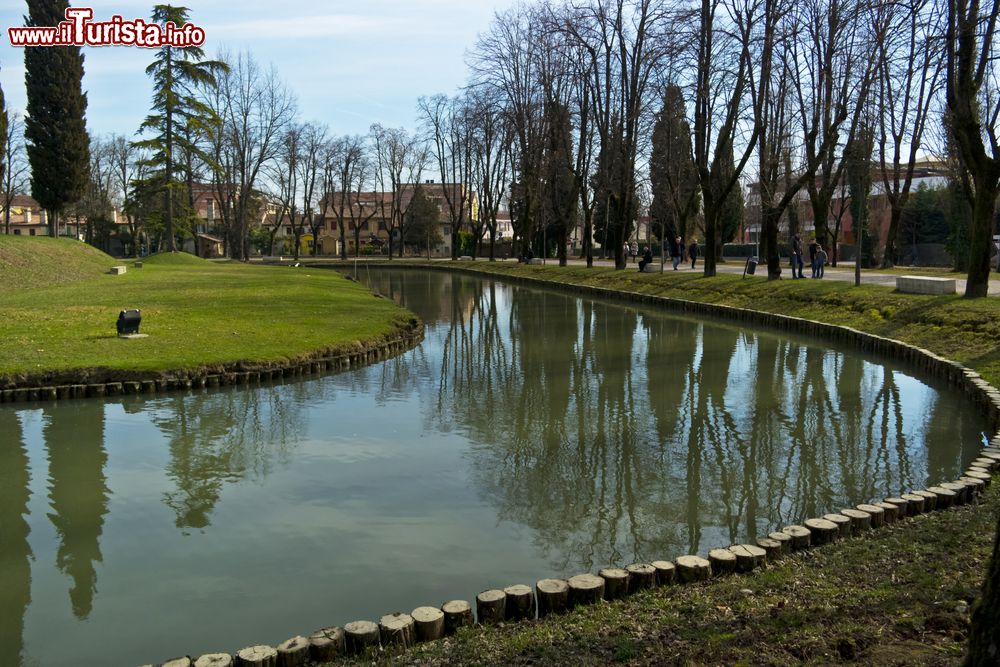 Immagine Il giardino che circonda il complesso del Castello di Noale (Veneto).