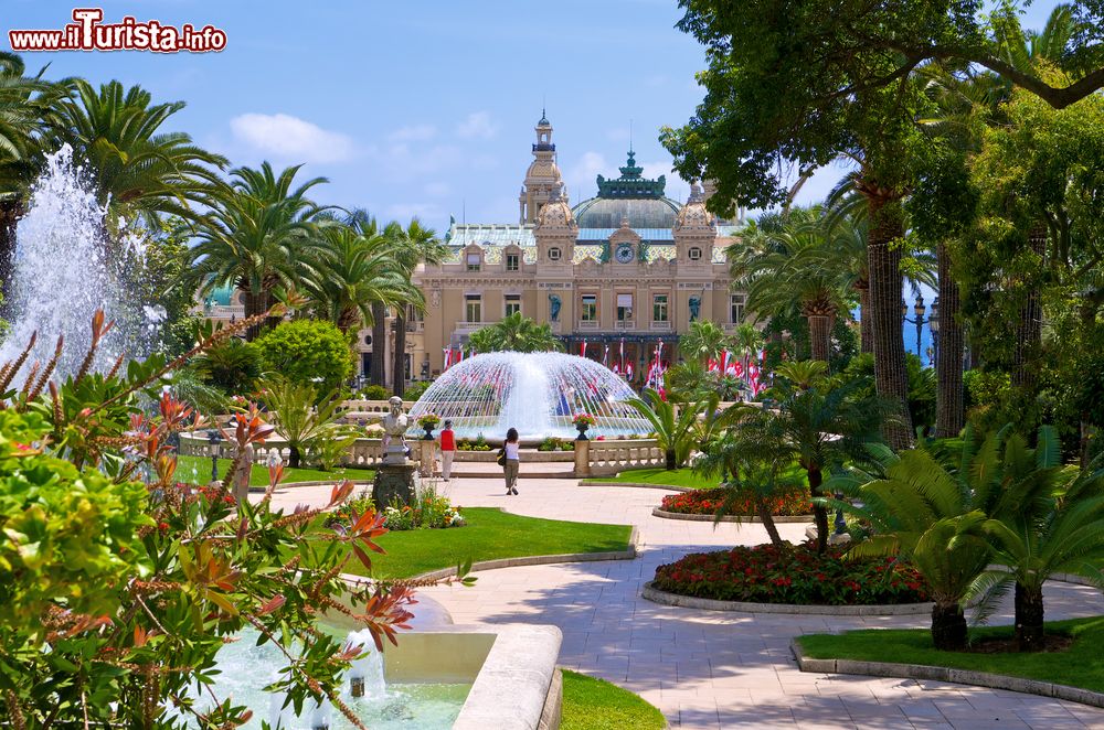 Immagine Il giardino con fontane vicino al casinò di Monte Carlo, Principato di Monaco.