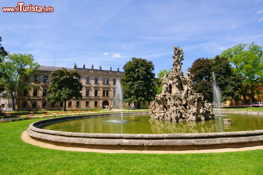 Immagine Il giardino del castello di Erlangen in estate, Germania. Accessibile al pubblico dal 1849, questo parco naturale è uno dei primi giardini barocchi della Franconia. Fu realizzato probabilmente per volere di Elisabeth Sofie.