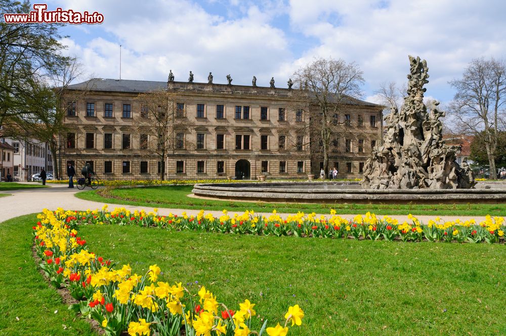 Immagine Il giardino del castello in primavera a Erlangen, Germania. E' il polmone verde della città che ogni due anni accoglie anche eventi culturali importanti come il Comic Salon e l'Erlanger Poetenfest.