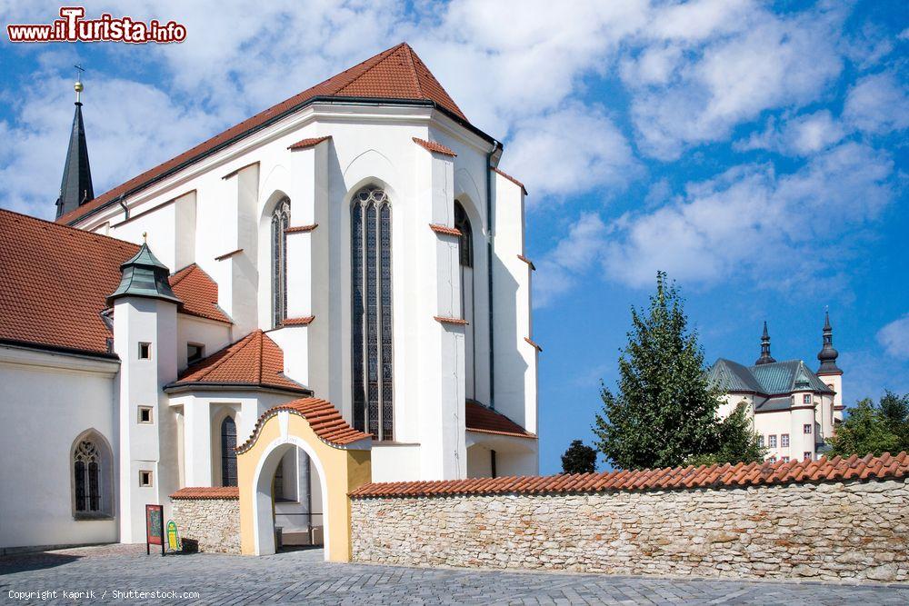 Immagine Il giardino del chiostro di Litomysl, Repubblica Ceca. La città ha dato i natali al compositore, pianista e direttore d'orchestra Bedrich Smetana - © kaprik / Shutterstock.com