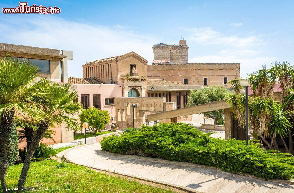 Immagine Il giardino del Museo Archeologico Nazionale di Cagliari, nella Cittadella dei Musei, centro storico del capoluogo della Sardegna - © lorenza62 / Shutterstock.com