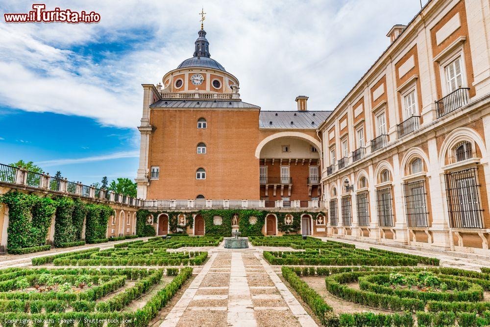 Immagine Il Giardino del Re e della Regina al palazzo reale di Aranjuez, Madrid, Spagna. Costruita per abellire la reggia, quest'area verde utilizzata per l'irrigazione acqua pescata dai fiumi Tago e Jarama. I giardini sono fra i più importanti di tutta la Spagna - © Takashi Images / Shutterstock.com