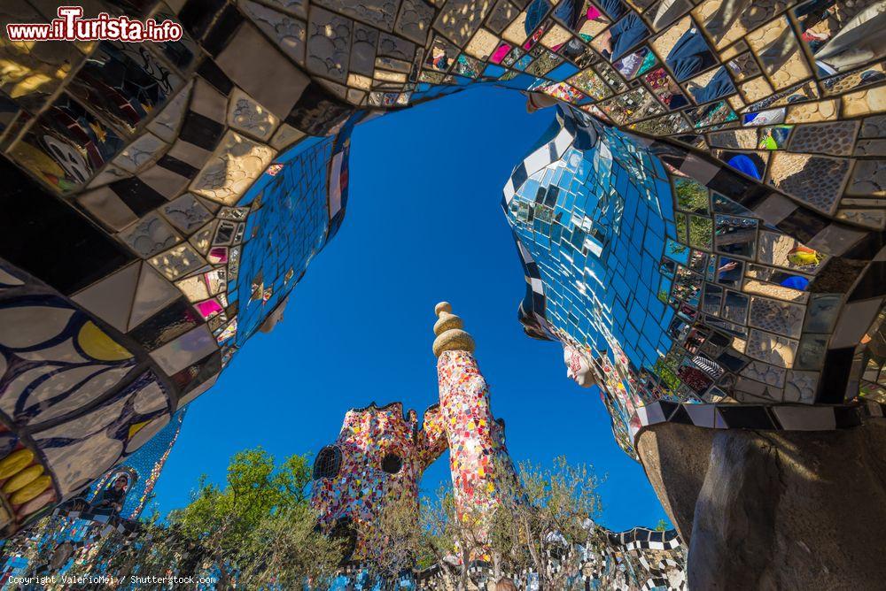 Immagine Il giardino di Niki de Saint Phalle a Capalbio, Toscana. Uno scorcio del parco artistico situato in località Garavicchio nei pressi di Pescia Fiorentina, frazione di Capalbio (Grosseto) - © ValerioMei / Shutterstock.com