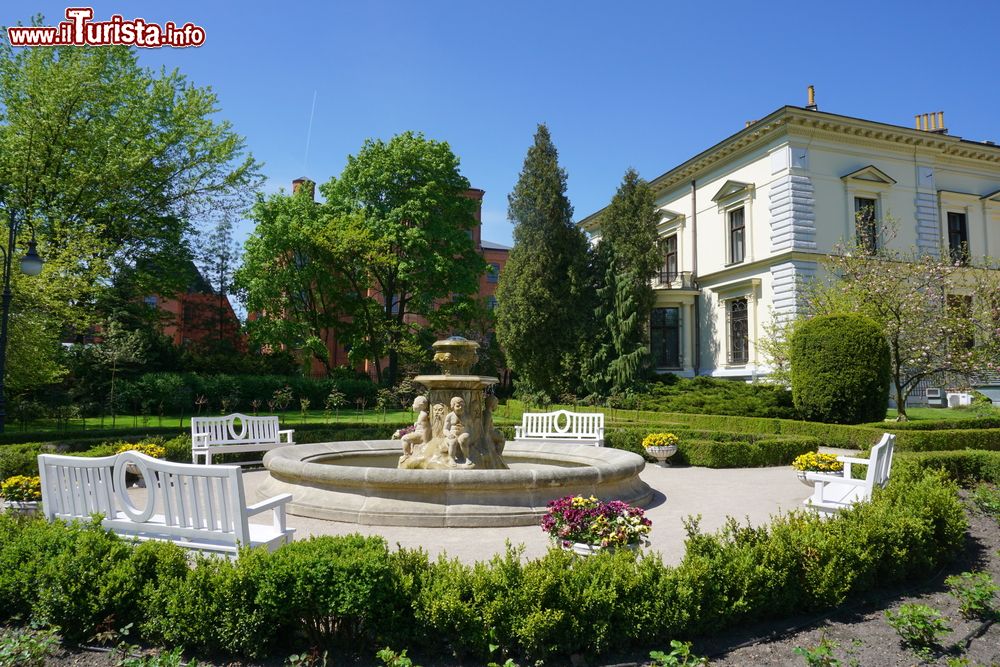 Immagine Il giardino di Villa Edward Herbst a Lodz, Polonia. L'elegante palazzo fu costruito nel 1876 per Matylda, figlia del grande imprenditore di Lodz.
