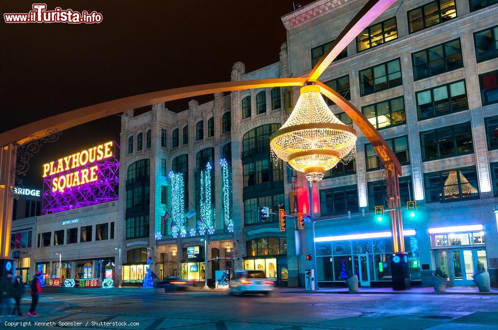 Immagine Il gigantesco lampadario sospeso in Euclid Avenue nel centro del distretto culturale di Cleveland, Ohio: siamo in Playhouse Square - © Kenneth Sponsler / Shutterstock.com