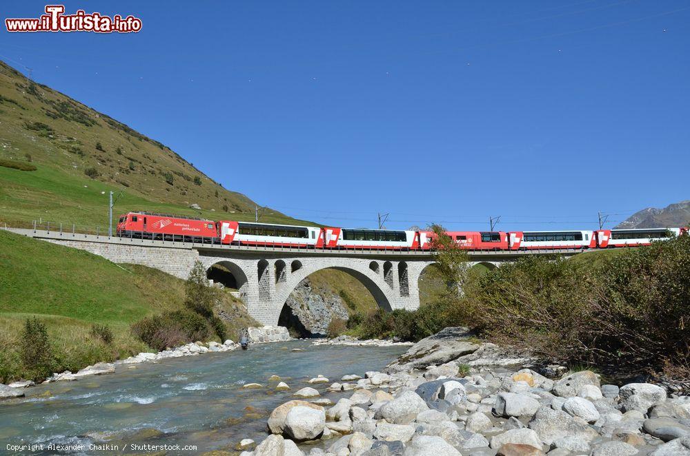 Immagine Il Glacier Express, il treno che va da St-Moritz a Zermatt via Coira, Disentis, Andermatt e Briga (Svizzera). Per percorrere l'intero tragitto impiega all'incirca 7 ore e mezzo; viene spesso descritto il più lento treno espresso del mondo - © Alexander Chaikin / Shutterstock.com