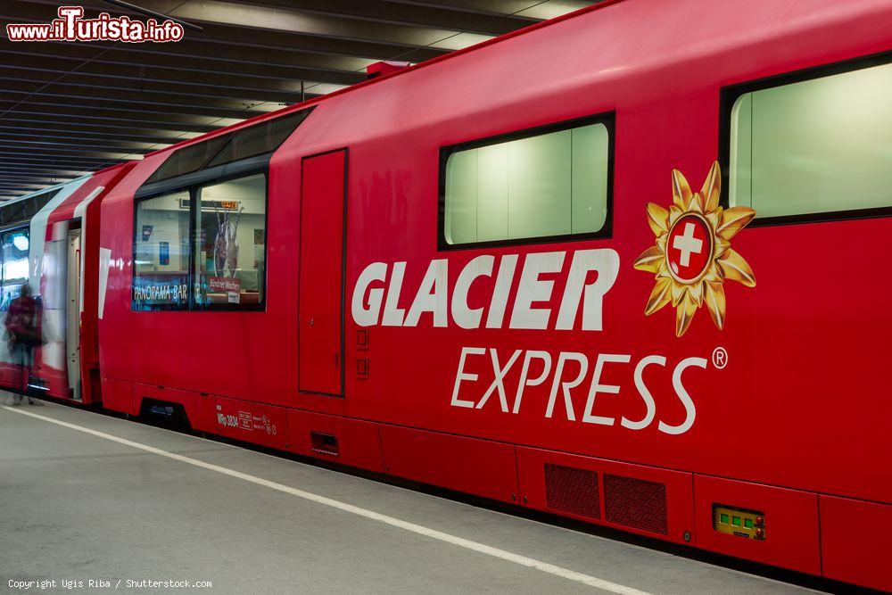 Immagine Il Glacier Express transita con carrozze panoramiche attraverso le Alpi svizzere – da St. Moritz a Zermatt (Nella foto) via Coira, con vista sul Cervino.