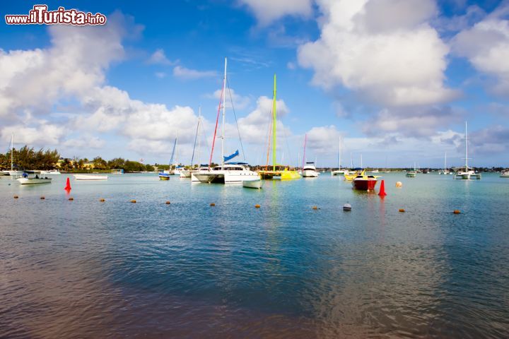 Immagine Golfo di Grand Baie, Mauritius - Catamarani e barche ormeggiati nella rada di Grand Baie, famosa per attività sportive come vela, windsurf, kitesurfing e altri sport di avventura © KKulikov / Shutterstock.com